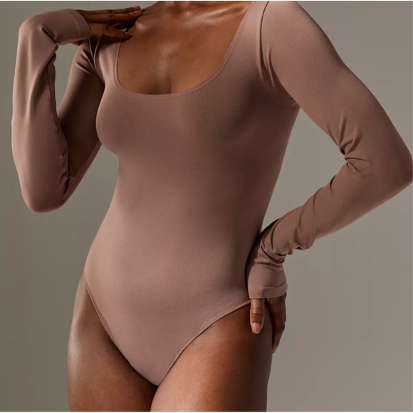 Aritzia Tops - Babaton Seamless Contour Scoop Longsleeve Bodysuit Size M
